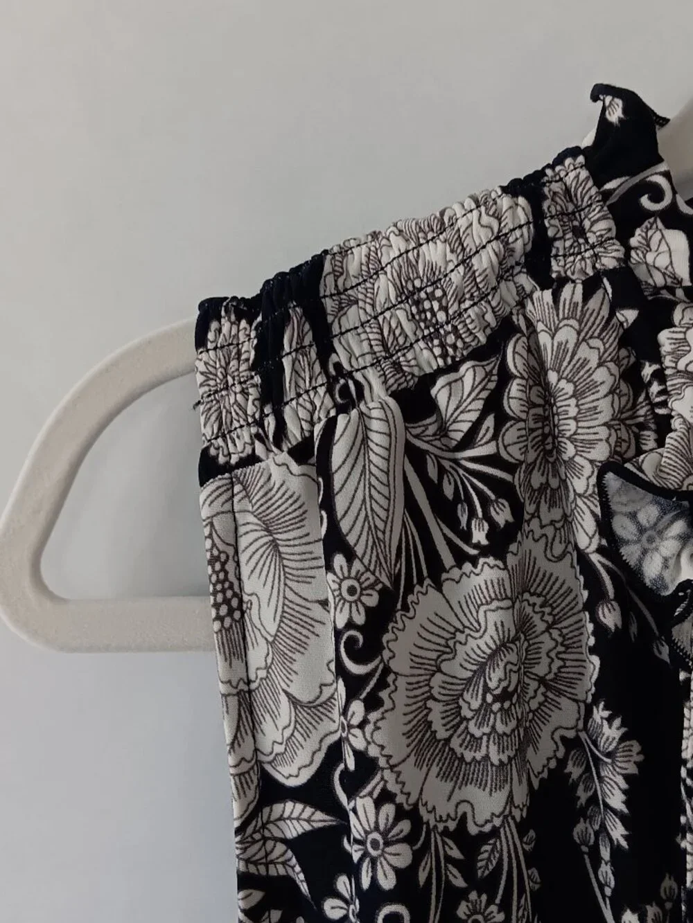 TOMMY HILFIGER Navy and White Floral Sleeveless Blouse Size L ($14) - Picture 4 of 12